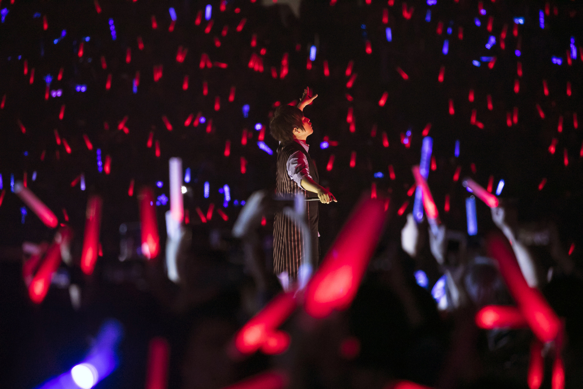 2《五月天人生無限公司》電影3D影廳螢光棒互動體驗場，讓歌迷能盡情揮舞螢光棒大聲唱到過癮.jpg