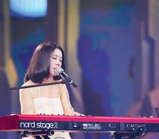 白安《我是唱作人》光腳彈唱 解放天性真誠表達「收割」評委耳朵