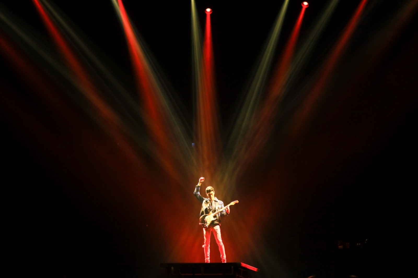 吉他手阿奎首度在演唱會上個人solo。圖／相信音樂提供.jpg