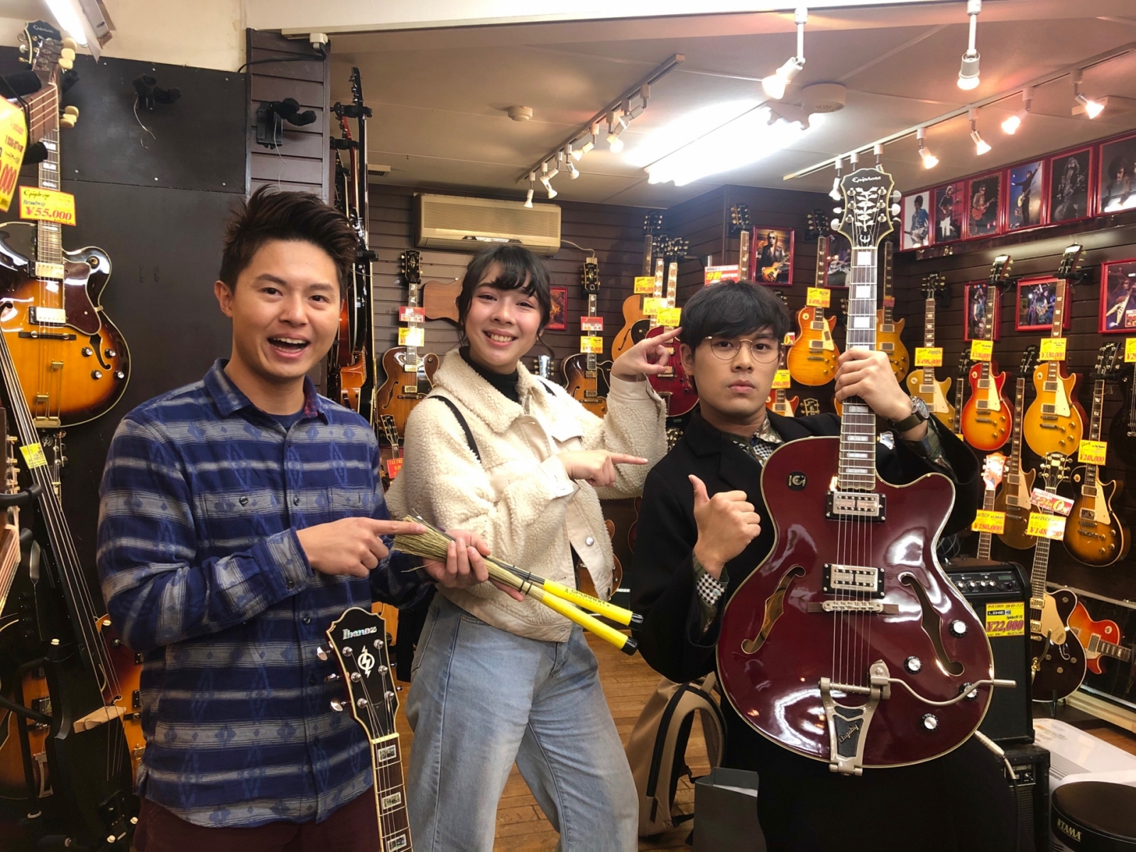 告五人在日本開心採買樂器。圖／相信音樂提供.JPG