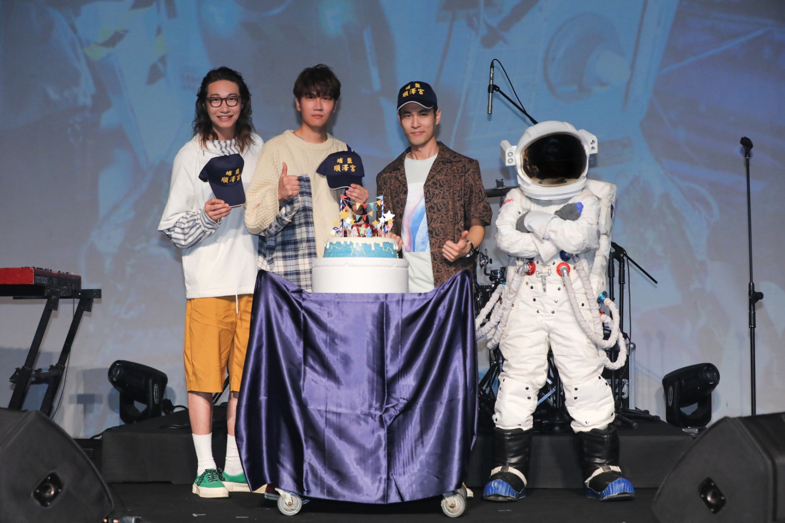 小太空人送上代表好運加持的順澤宮冠軍帽。圖／相信音樂提供.jpg