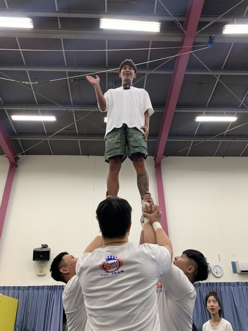 2鼓鼓挑戰疊人肉金字塔被舉高高.JPG