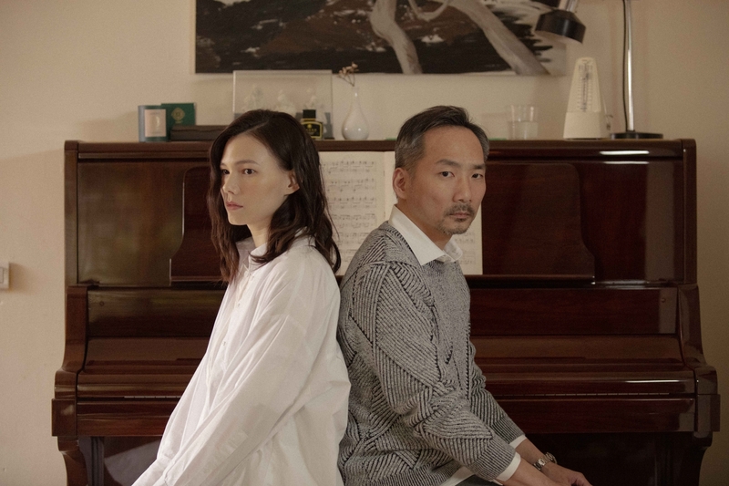 告五人歌曲〈唯一〉MV中，石頭和紀培慧飾演一對結縭多年的夫妻2。圖／相信音樂提供.JPG