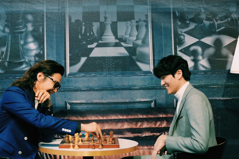 _ 小玉（右）和方Q穿著訂製西裝玩西洋棋。圖／相信音樂提供.jpg