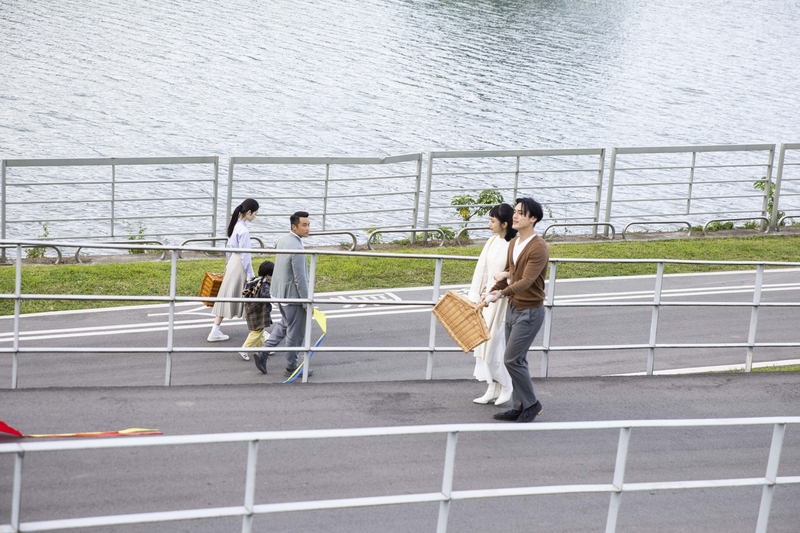 5張孝全、林依晨在〈各自安好〉MV裡飾演一對分手情侶再次相遇己各有幸福結局.jpg