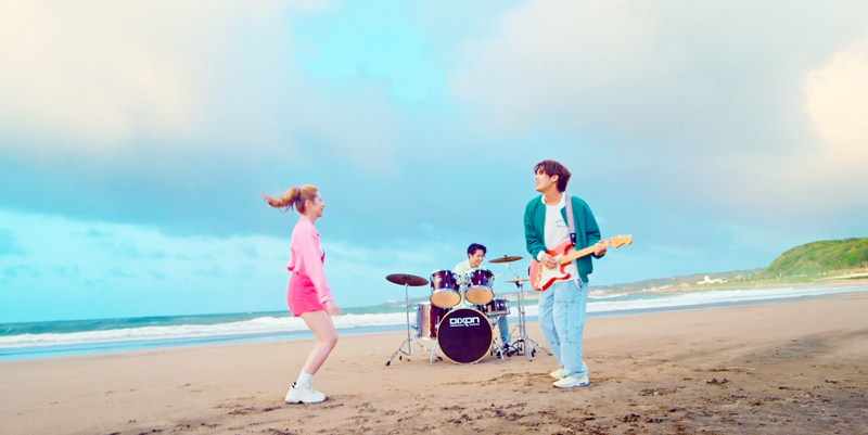 圖03：告五人犬青（左起）、哲謙和雲安在海邊拍攝〈Live A Little〉MV時遇到漲潮。（相信音樂提供）.jpg