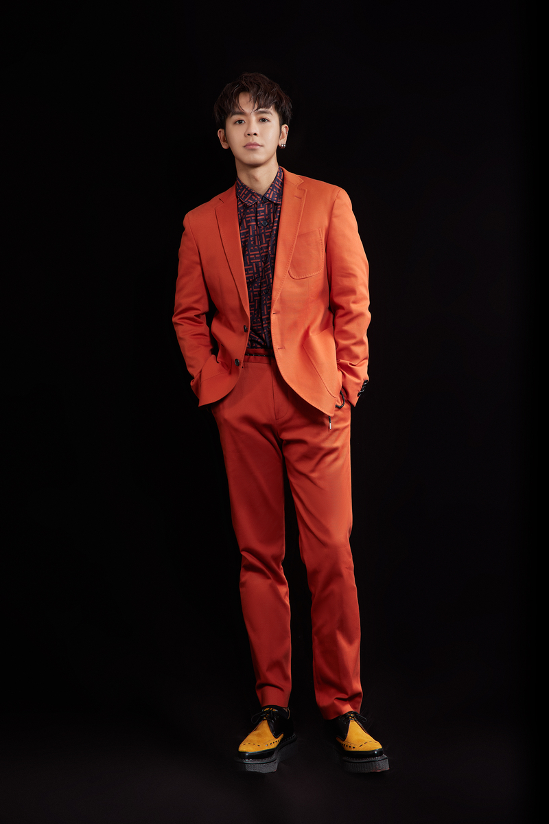 1鼓鼓呂思緯受邀出席2022 GQ Suit Walk穿上BOSS橘色西裝.jpg