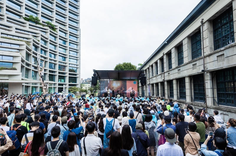 圖05：宇宙人台北簽唱會吸引千名粉絲冒雨支持。（相信音樂提供）.jpg