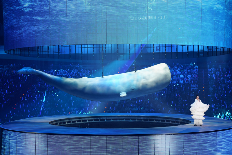 2 舞台上方驚喜出現9米長、2米寬的巨大「鯨天動地飛行船」.jpg