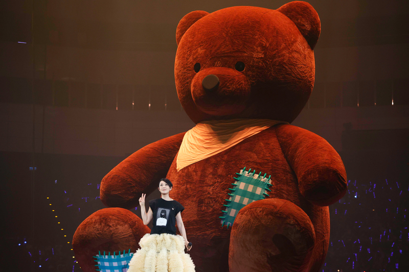 12 穿上「盛開向日葵」黃色百褶裙，「泰迪熊」從小就是劉若英的幸運吉祥物.jpg