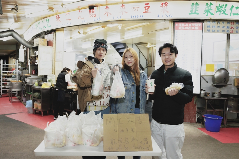 圖01：告五人開工日快閃送暖心早餐。（相信音樂提供）.jpeg