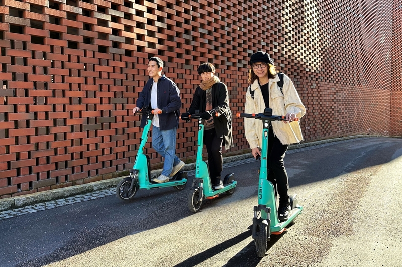 圖07：宇宙人乘電動滑板車馳騁瑞典街頭。（相信音樂提供）.jpg