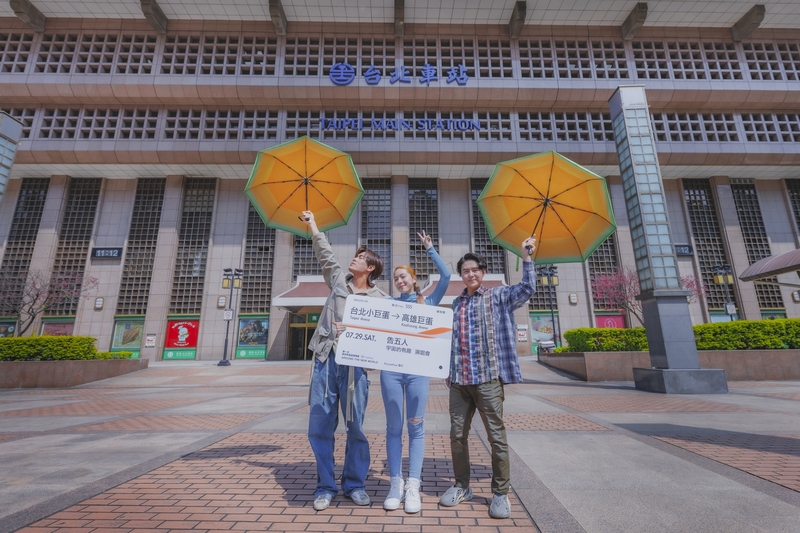 圖02：告五人在演唱會前搶先曝光量身打造的周邊商品「哈密瓜傘」。（相信音樂提供）.jpeg