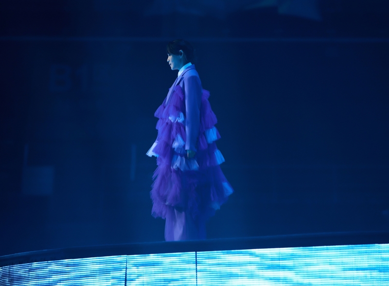 2.浪漫薰衣草紫色西装紗禮服全新造型亮相，也是此款高訂禮服全球首秀.JPG