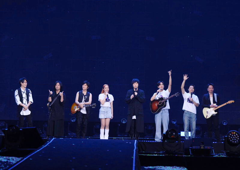 圖001：告五人在台北小巨蛋演唱會合體五月天共演〈知足〉。（相信音樂提供） (1).jpg