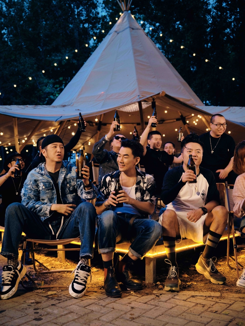 2任賢齊最新主打〈好久不見〉MV，與參與的樂手一同齊聚露營地喝酒乾杯.jpg