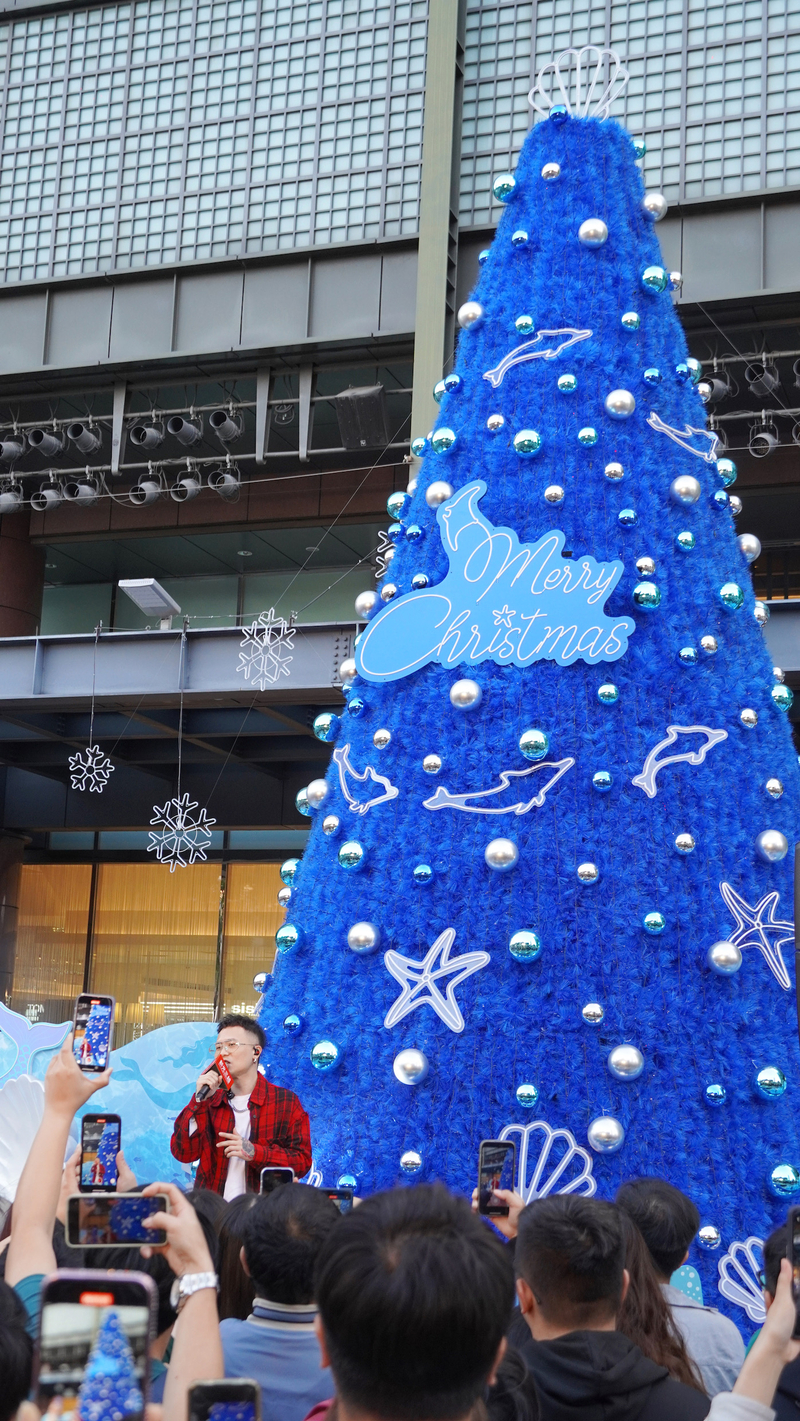 1蕭秉治點亮10公尺高的藍色聖誕樹.JPG
