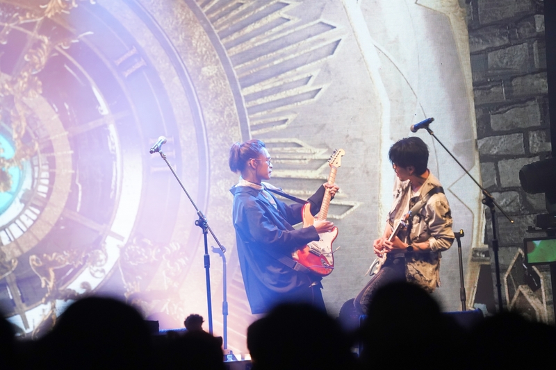 圖10：吉他手喆安(左)與小B(右)飆琴。（相信音樂提供）.jpg