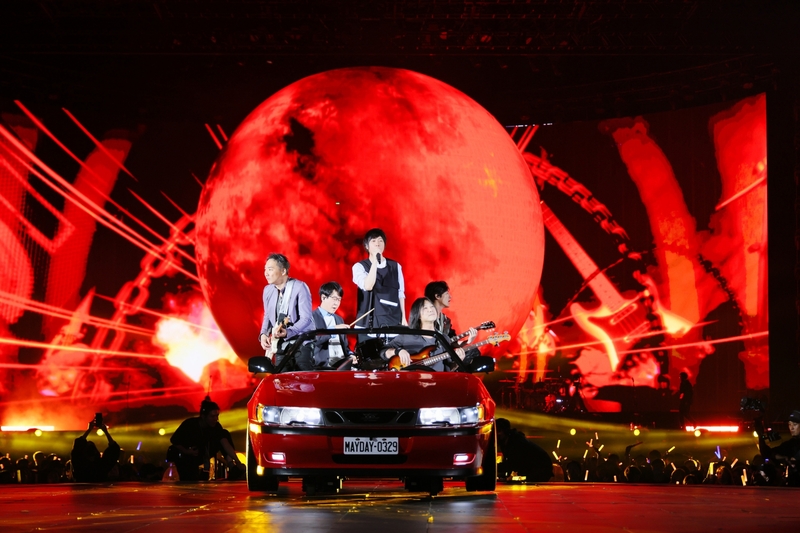 1五月天乘坐復刻《恆星的恆心》演唱會的紅色跑車亮相.jpg