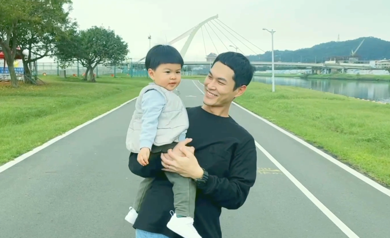 圖02：宇宙人阿奎(右)與兒子小虎(左)樂當〈一起去跑步〉MV男主角,可愛力爆發。（相信音樂提供）.png