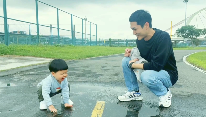 圖01：宇宙人阿奎與兒子小虎一起「復刻」〈一起去跑步〉片段,笑兒子玩水最開心。（相信音樂提供）.png