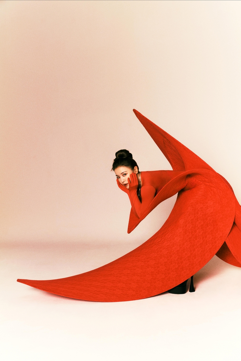 1丁噹《日與夜，跟自己說晚安》專輯封面的豔紅特殊造型設計服，宛如上弦月形狀.jpg