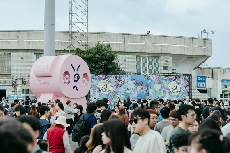 圖01：宜蘭史上最盛大戶外售票演唱會《宇宙超有趣》演唱會外文創市集攤位吸引眾多歌迷。（相信音樂提供）.jpg