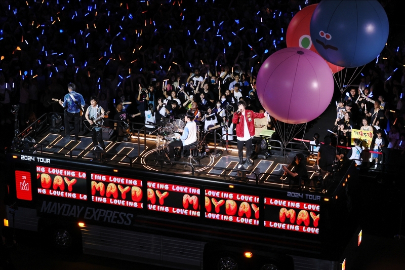 2五月天慶生週祭出打造喵星人大飛球、和「MAYDAY EXPRESS」左右環繞全場.jpg