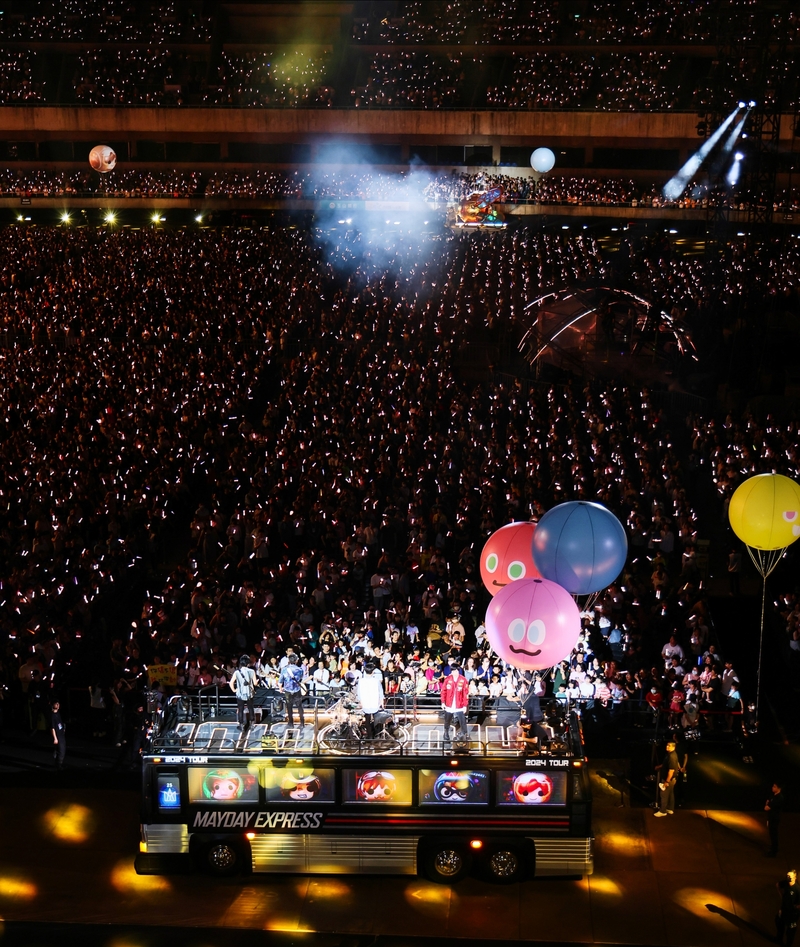 4五月天慶生週祭出打造喵星人大飛球、和「MAYDAY EXPRESS」左右環繞全場.jpg