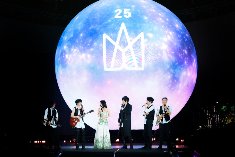 1五月天《回到那一天》鳥巢演唱會第一場邀請女神陳綺貞擔任嘉賓，音樂風采注入鳥巢最美風景.jpg