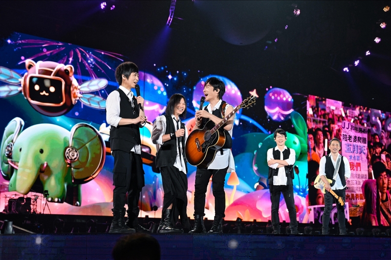 1五月天《回到那一天》25週年巡迴演唱會，北京鳥巢場動用106台貨櫃車打破五月天硬體運輸紀錄.JPG