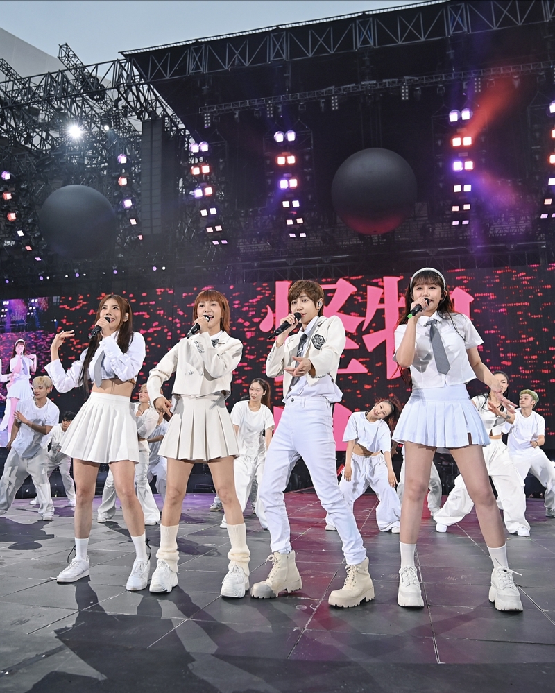 6今天的《回到那一天》25週年巡迴演唱會由溫妮 WINNI、小魏魏嘉瑩、琳誼 Ring、小V郁采真所組成的「BOOM！怪物星人」擔任開場嘉賓.JPG