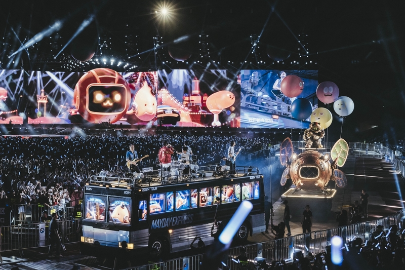 3五月天《回到那一天》環場夏日版  巴士、大飛球華麗近距離環場嗨翻全場.JPG