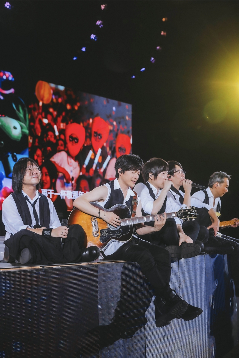 2月天唱的是25年來的音樂軌跡，但對台下歌迷來說是陪伴成長.jpg