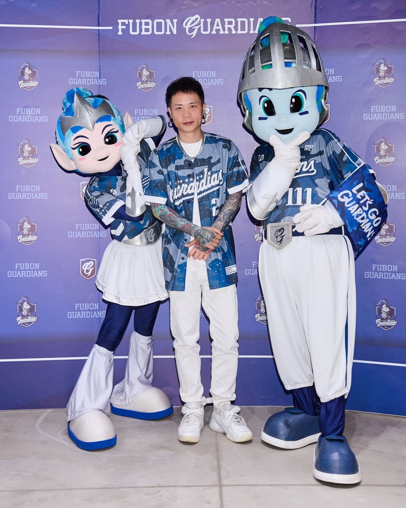 1蕭秉治興奮登大巨蛋表演，用心準備「特製燙鑽球衣」閃亮登場.jpg