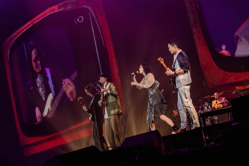 圖03：宇宙人與楊乃文一連帶來2首楊乃文經典歌曲嗨翻全場。（相信音樂提供）.jpeg
