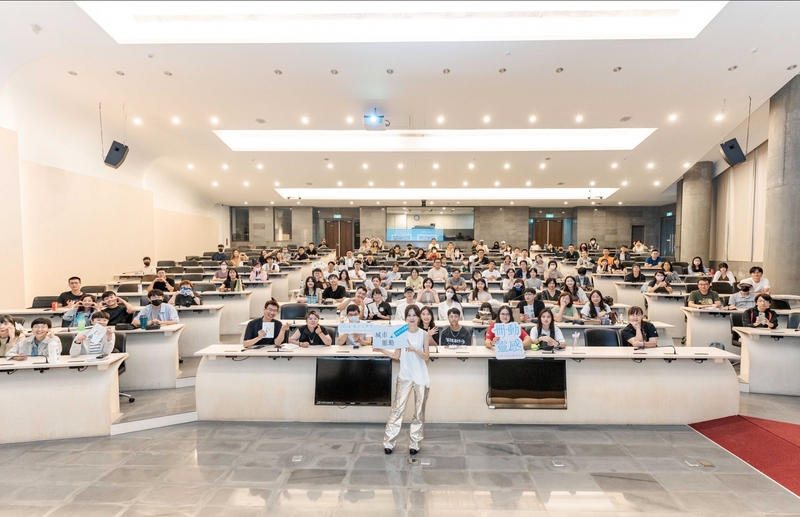 2白安以作家身份受邀擔任臺中文學季代言人和200名讀者暢聊心路歷程.jpg