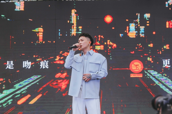 4蕭秉治和歌迷大合唱.jpg