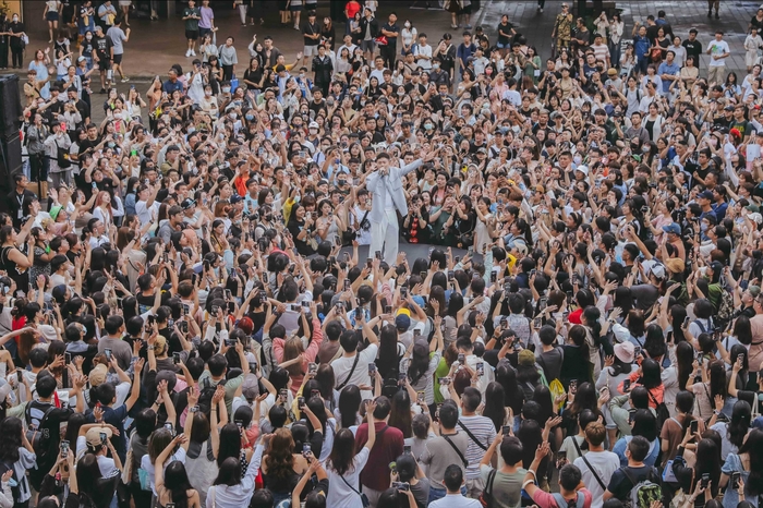 8蕭秉治走到小舞台和歌迷大合唱.jpg