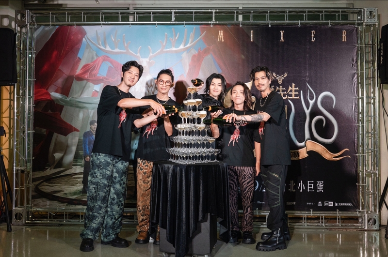 圖01：金曲樂團麋先生〈馬戲團運動CircUs〉世界巡迴演唱會圓滿落幕 首攻蛋大成功開香檳慶功。（相信音樂提供）.jpg