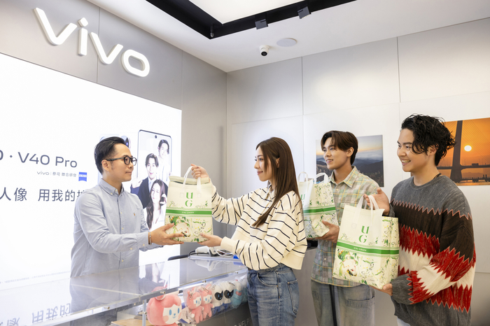 圖04：告五人貼心地帶著「UG樂己」的飲品探班vivo台北三創旗艦店。（相信音樂提供）.jpg