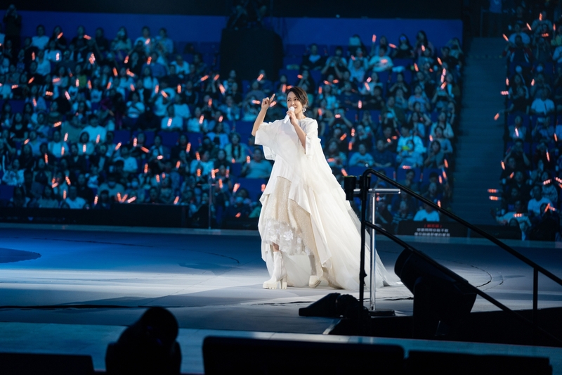 1劉若英上海《飛行日》演唱會換上「波光粼粼新裝」與巨型飛天鯨魚遨遊海底樂園.jpg