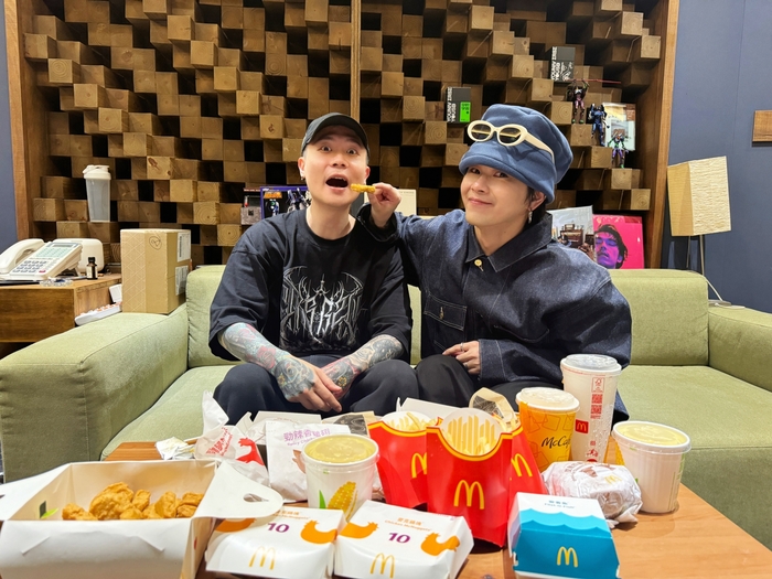 2好友麋先生主唱聖皓突擊送最愛美食慶功  蕭秉治破戒大飽口福.JPG
