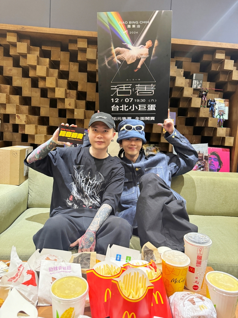 3好友麋先生主唱聖皓突擊送最愛美食慶功  蕭秉治破戒大飽口福.JPG