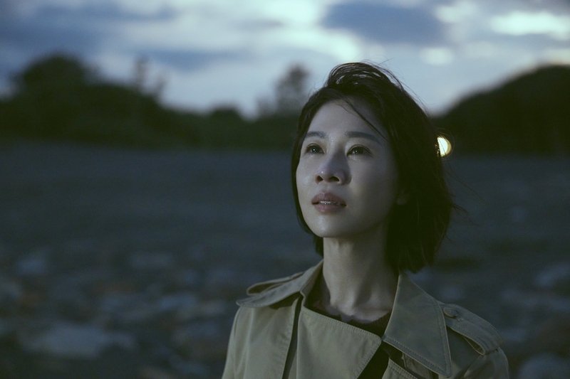 〈從未見過的海〉MV中，謝盈萱淚灑一片「海」前。（相信音樂提供）.jpeg