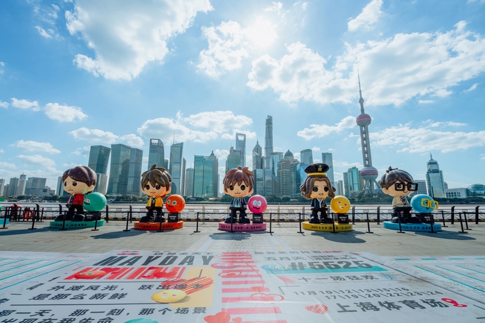 12在外灘的巨型五月天Q版公仔成打卡熱點.JPG