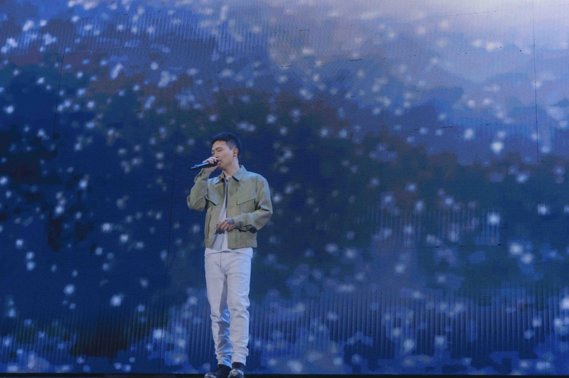 8秉治這回帶了即將發行的全新專輯《完人》的首波新曲來到上海擔任《回到那一天》的開場嘉賓.jpg