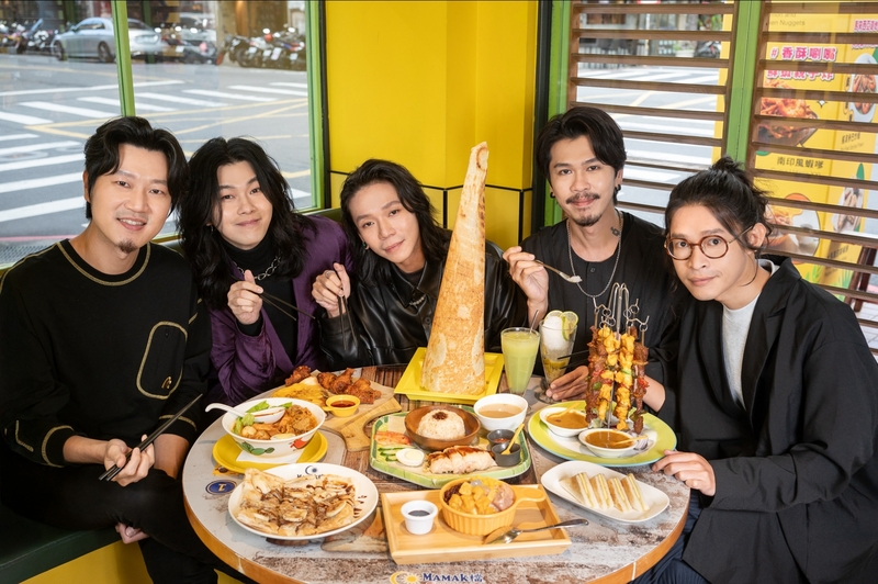 圖01：麋先生享用新馬經典美食，充滿能量迎接下一站巡演。（相信音樂提供）.jpg