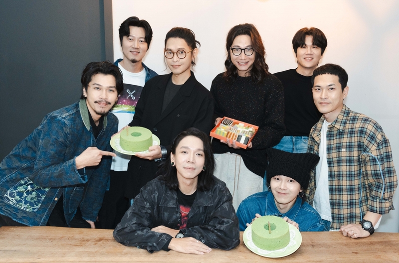 圖01：雙金曲樂團宇宙人、麋先生齊聚享用綠蛋糕與娘惹糕，為12月壽星方Q、喆安、聖皓慶生（相信音樂提供）.jpg