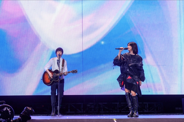 2五月天《回到那一天》新加坡第二場，天后孫燕姿助陣，演唱〈逆光〉.jpg